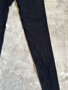 Chic Black Leggings with Zipper Detail