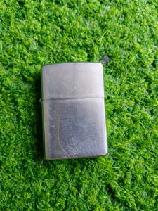 Zippo Lighter – Classic Plain Brushed / Polish Chr