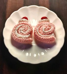 Cake roll crochet keychain🍥