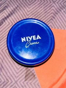 NIVEA Creme Moisturizer Tin