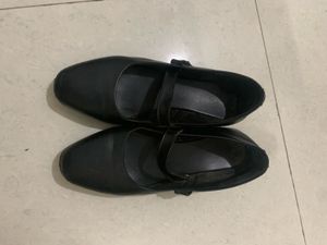 Classic Black Ballerina Flats with Strap