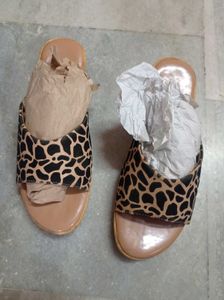 Stylish Giraffe Print Slides