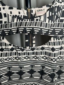 Black and White Patterned Tunic Top