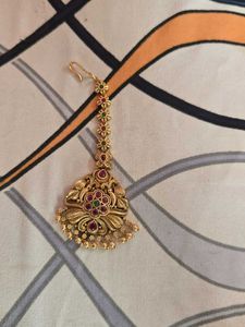 Gold-toned Maang Tikka