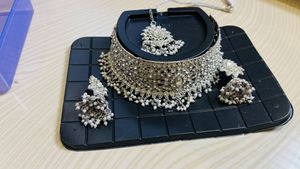 Exquisite Pearl and Crystal Necklace Set