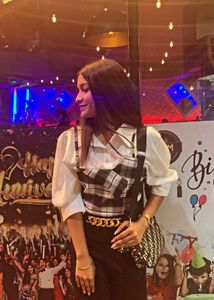 Chic Plaid &amp; White Shirt Combo