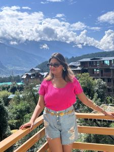 pink top