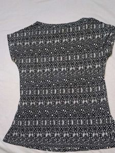 Stylish Black &amp; White Geometric Print Top