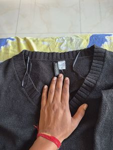 Chic Black V-Neck Cropped Sweater