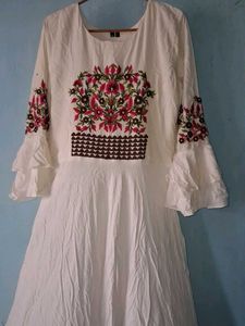 Elegant White Kurta with Floral Embroidery