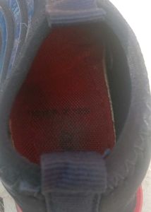 New unisex light shoe  size 10
