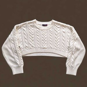 CABLE KNIT CROPPED SWEATER.