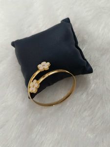 Elegant Floral Bangle Bracelet