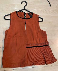 🧡 Chic Orange Sleeveless Pleated Top 🧡
