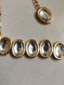 Sleek kundan necklace set