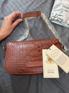 Chic Croc-Embossed Chain Bag