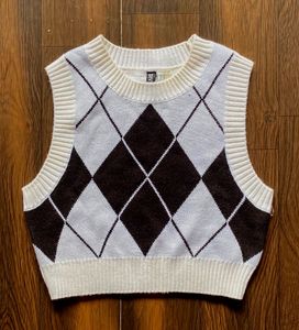 PATTERNED KNITTED PULLOVER VEST