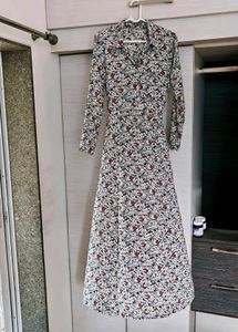 👗White Maxi Floral Dress