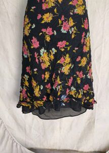 20116. BLACk floral skirt