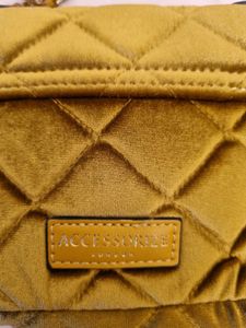 accessorise london Crossbody Bag - Quilted Velvet