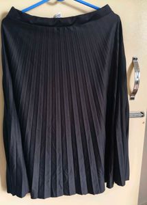 Elegant Black Pleated Midi Skirt