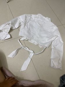 Chic White Cropped Shirt with Tie