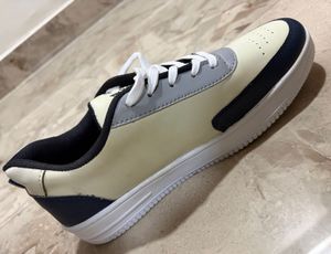 Cream & Black Low-Top Casual Sneakers