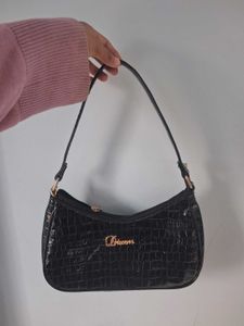 Chic Black Croc-Embossed Shoulder Bag