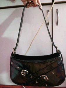Chic shoulder bag 🖤🕸