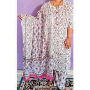 White Floral Kurta Set With Dupatta And Pant