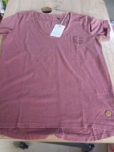 ✨ Never Used ✨Mauve V-Neck Tee