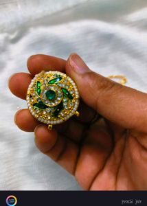 Beautiful Emerald Maang Tikka