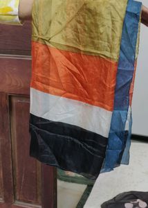 A SET IF 2 SCARVES IN MULTI COLOURS