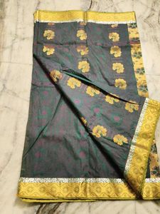 Gorgeous Floral Patterned Saree