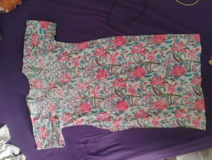Floral Print Kurta और पायजामे भी है