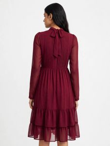 🍷✨ BURGUNDY PLEATED TIE-NECK CHIFFON MIDI DRESS