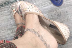 comfortable jutiya with beautiful embroidery