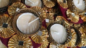 4 pcs Decorative Tealight Holders with Candles