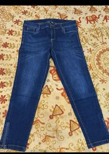Stylish Blue Denim Jeans with Zipper Detail