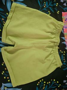 super vibrant Peppermint top with shorts