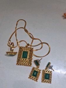 Elegant Gold & Emerald Necklace Set