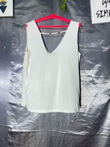 Chic White V-Neck Sleeveless Top