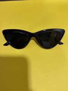 Y2K / 90s Vintage Style Slim Black Cat-Eye Shades