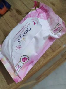 Rose scented wet wipes for face and body