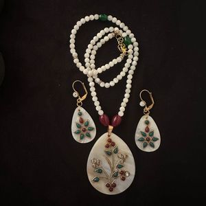 Mother of pearl jewellery set