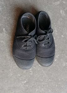 Black tennis shoes
