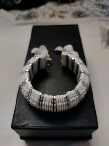 Elegant White &amp; Silver bracelet