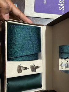 Van Heusen Tie and Cufflink Set