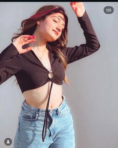 H&amp;M Chic Ring Detail Cut-Out Crop Top