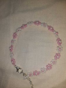 Pink & White Beaded Flower Bracelet🌸🩷